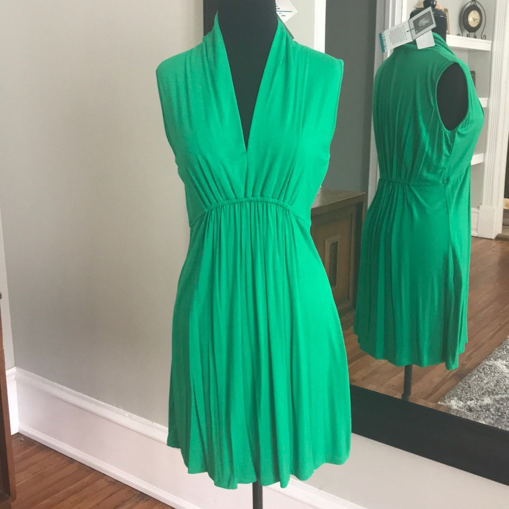 Flattering v neck dress in green